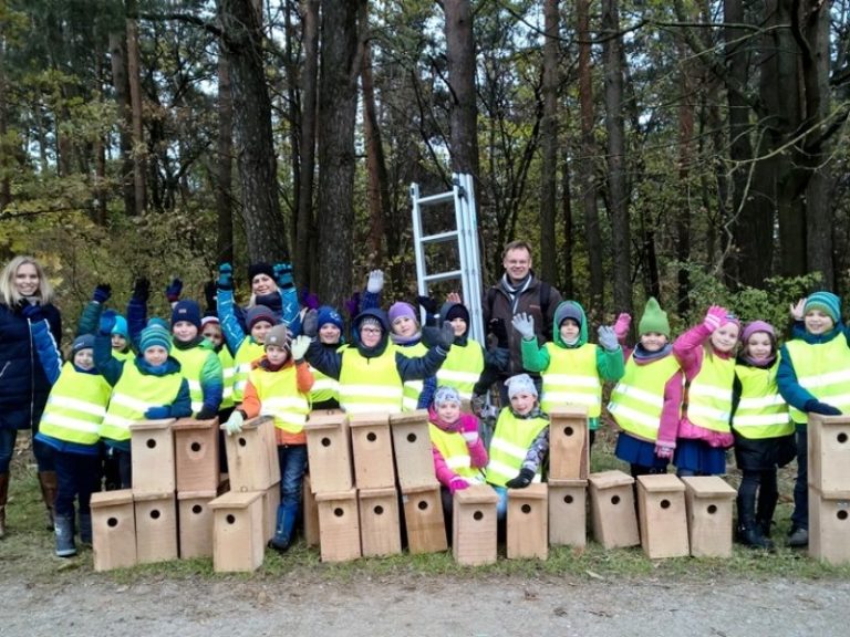 LOD nariai ir savanoriai Vilniuje čiurliams iškėlė 180 naujų inkilų