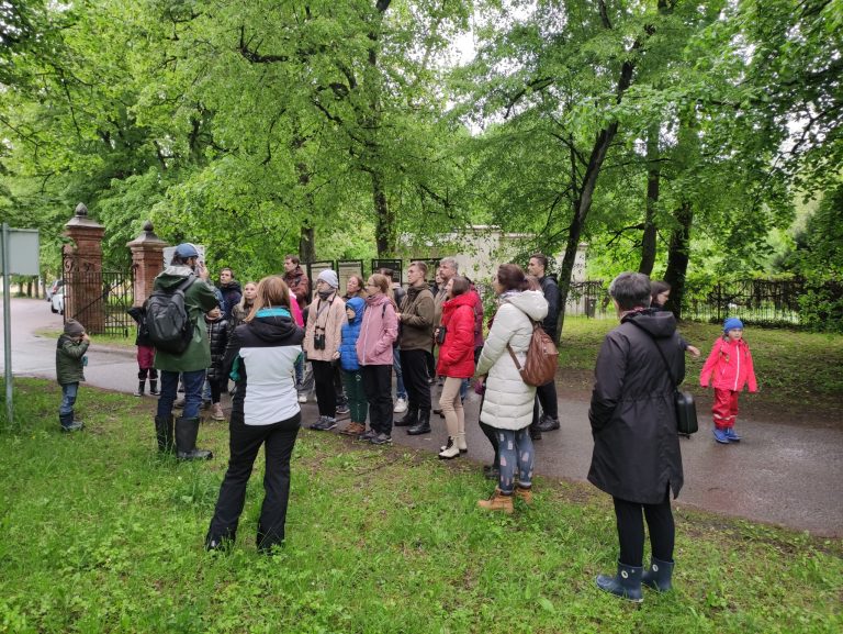 Įvyko edukacija gamtoje apie paukščius ,,Vakarinės paukščių giesmės”