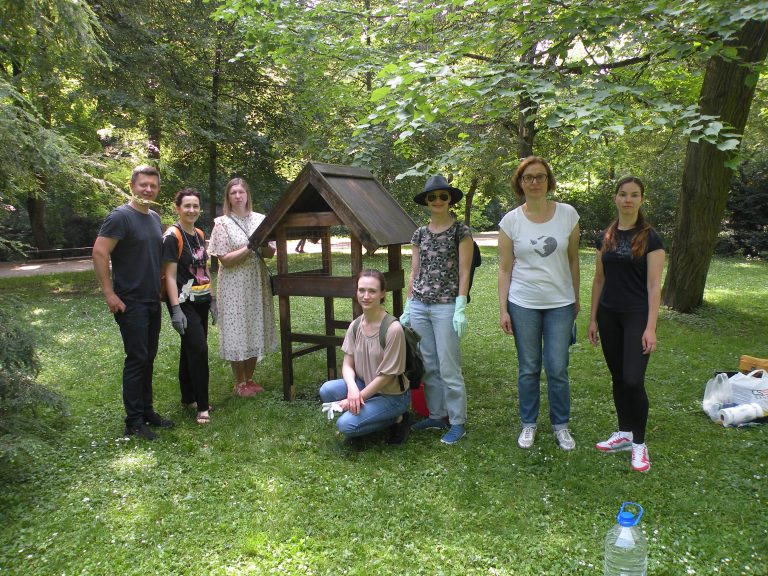 Lietuvos ornitologų draugijos savanoriai atnaujino Vilniaus miesto lesyklas: dovana paukščiams ir miestiečiams