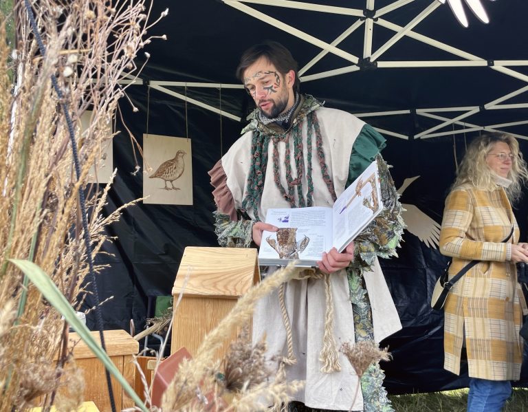 Lietuvos ornitologų draugija kvietė pažinti pievų paukščius festivalyje „Miško burtai“