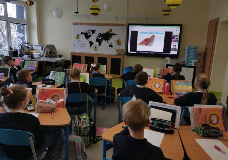 Daugiau nei 500 vaikų mokėsi padėti žiemojantiems paukščiams