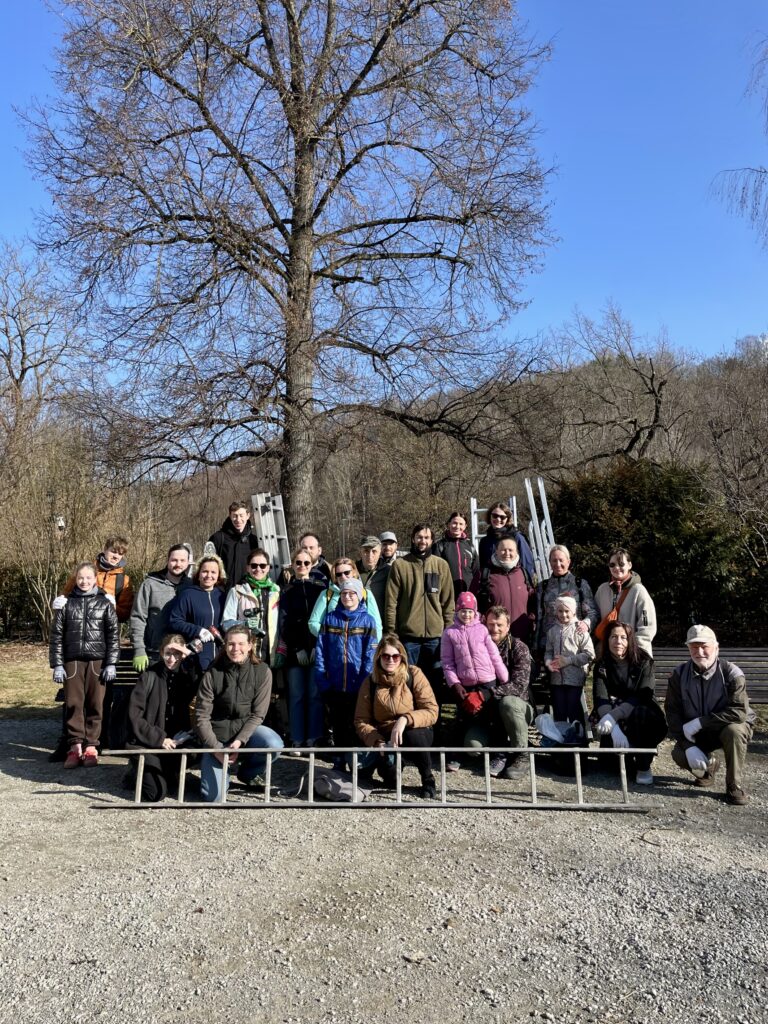Bernardinų sode surengta inkilų tvarkymo talka