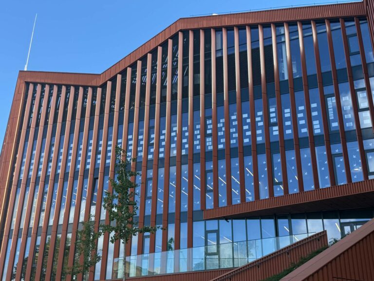 Paukščių žūčių nuo stiklinių fasadų galima išvengti ir paprastomis priemonėmis